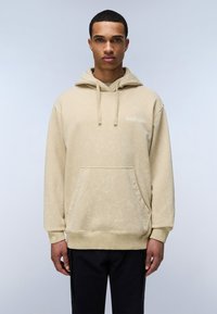 Sudadera beige hecha de un suave tejido texturizado con un bolsillo frontal, capucha ajustable con cordón y detalle del logo en el pecho.
