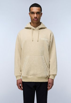 Sudadera beige hecha de un suave tejido texturizado con un bolsillo frontal, capucha ajustable con cordón y detalle del logo en el pecho.
