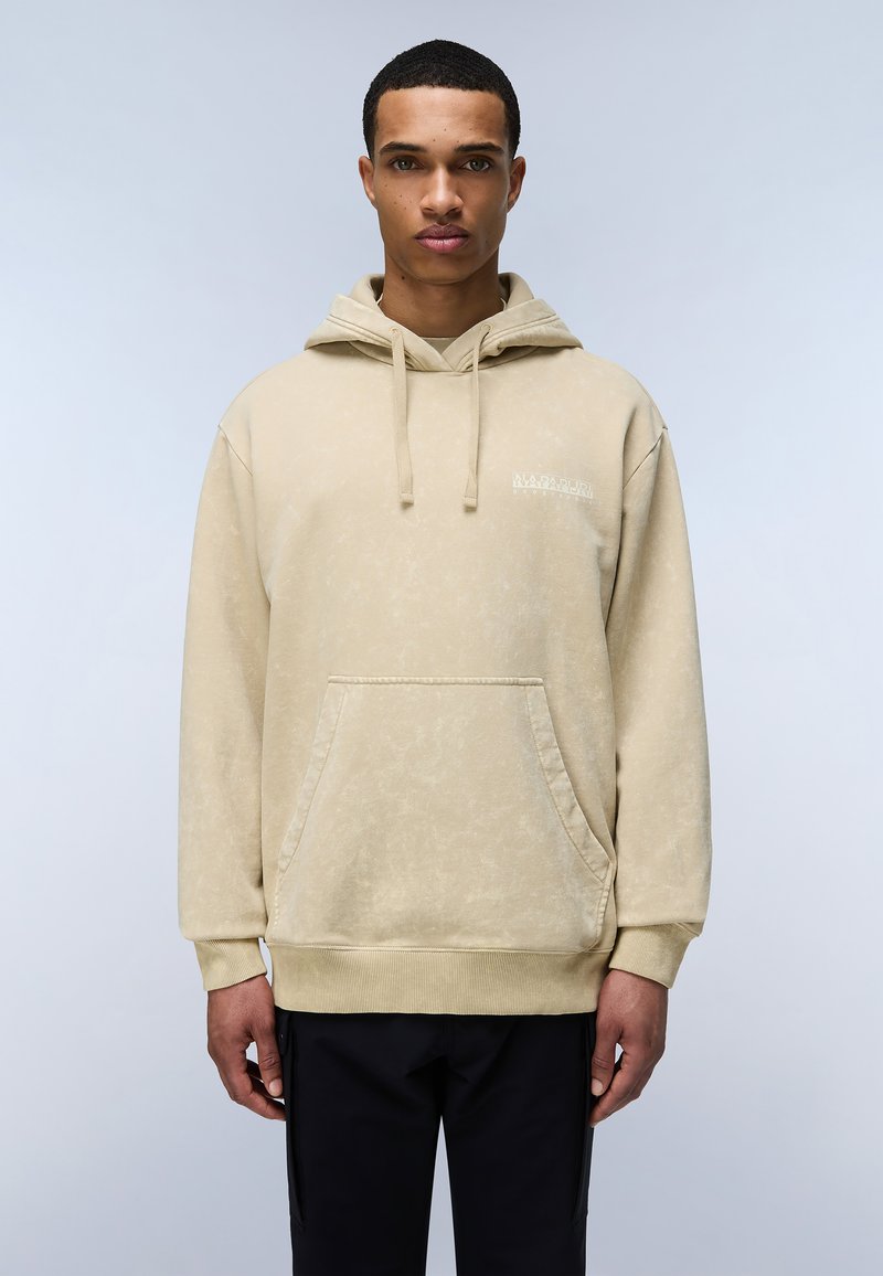 Sudadera beige hecha de un suave tejido texturizado con un bolsillo frontal, capucha ajustable con cordón y detalle del logo en el pecho.