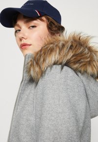 ONLY ONLNEWERICA HOOD COAT - Īss mētelis - medium grey melange