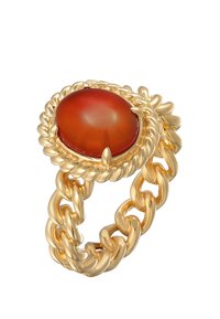 Bague en ton or avec une pierre rouge ovale, ornée d'un motif de corde torsadée autour de la pierre et d'un design de bande à chaîne épaisse.