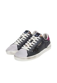 Sneakers neri e grigi con pannelli in suede, paillettes e texture. Lacci e suola bianchi, con un piccolo logo sulla linguetta.
