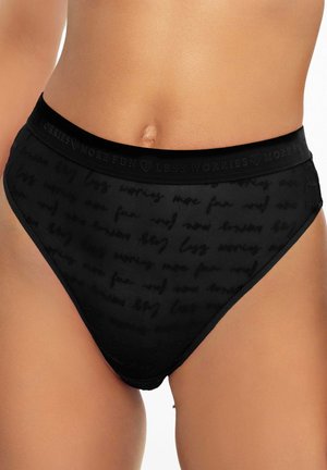 Czarne majtki o wysokim stanie, charakteryzujące się gładką teksturą i elastycznym paskiem, na którym w subtelny wzór powtarzają się frazy "Mniej zmartwień, więcej zabawy".