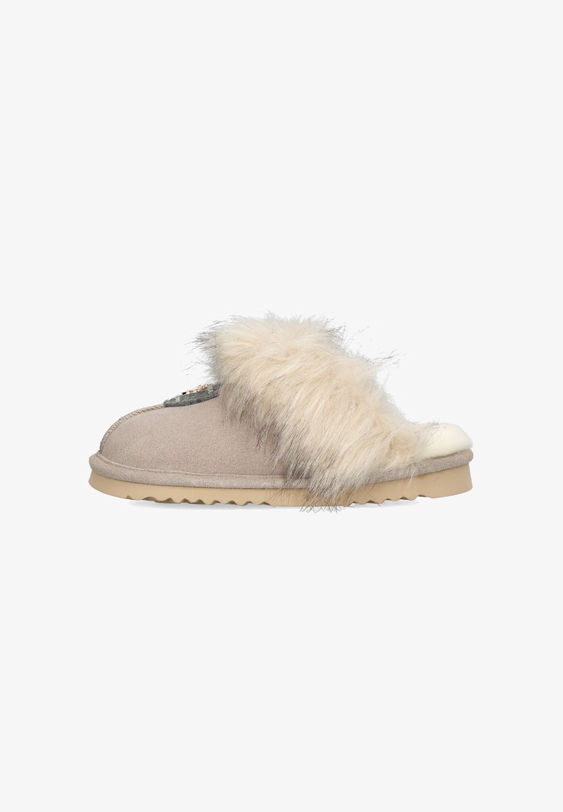 Pantofole scivolo in pelliccia sintetica beige con bordo in crema morbido. Presenta una tomaia in suede grigia e una suola in gomma testurizzata con motivo a zigzag.