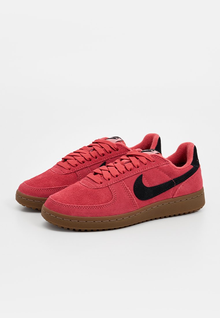 Zapatillas de ante rojo con detalles en negro, cordones planos y suela de goma color caramelo. Punta redondeada y parte superior texturizada para mayor agarre y comodidad.