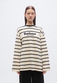 Crèmekleurig shirt met lange mouwen en marineblauwe strepen, met een ronde halslijn en een geborduurd "Barbour EST.1894" logo aan de voorkant.