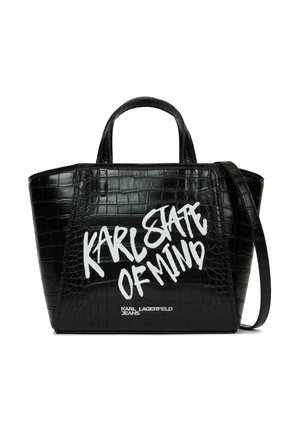Sac à main en cuir synthétique noir effet crocodile, avec poignées supérieures et bandoulière, présentant un texte graffiti blanc « KARL STATE OF MIND » et un petit logo en dessous.