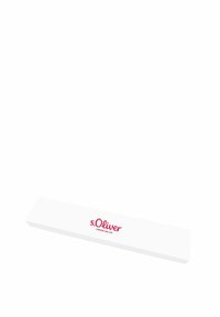 Caja rectangular blanca con bordes redondeados que presenta el texto rojo "s.Oliver" y el lema "FASHION FOR LIFE". Diseño simple y limpio, sin detalles adicionales.