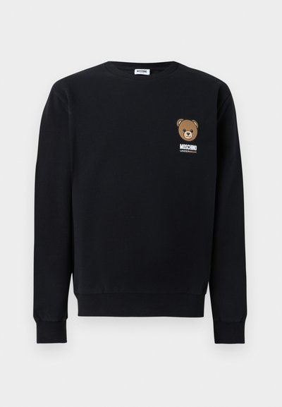 Μαύρο φούτερ μακρυμάνικο με στρογγυλή λαιμόκοψη, με μικρό πρόσωπο αρκούδας και το κείμενο "Moschino Underbear" στο αριστερό στήθος.