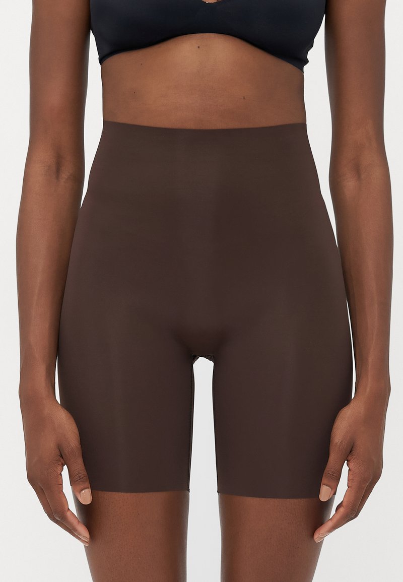 Hoge taille brown shapewear short gemaakt van gladde stof, ontworpen voor een strakke pasvorm, met een lengte tot halverwege het bovenbeen en een naadloze uitstraling.