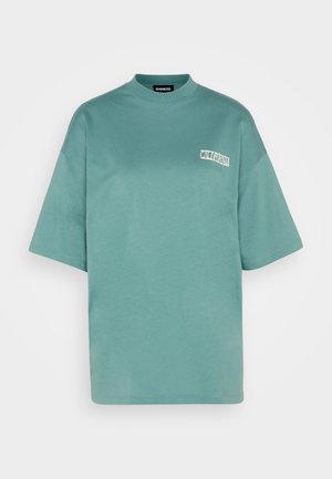 Minta zelena oversize majica s okruglim izrezom i kratkim rukavima. Ima bijeli "California" logo straga. Mekani pamučni materijal.