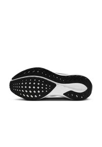 Semelle de chaussure noire avec une surface texturée et à motifs ; comporte une semelle intermédiaire blanche et un bord lisse et courbé. Design de grip distinct avec de petits hexagones.