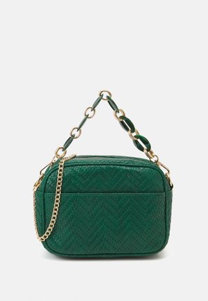 Bolso rectangular texturizado verde con cadena dorada y asa verde enlazada sobre fondo blanco.