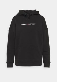 Felpa nera con cappuccio in tessuto morbido e tasca a marsupio. Presenta un logo bianco e accenti colorati sul petto. Cappuccio regolabile con cordino.