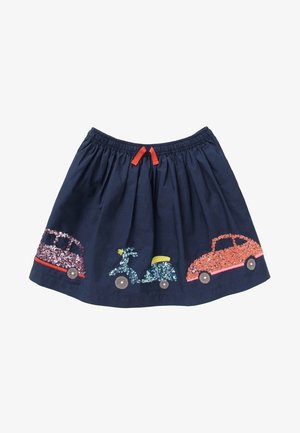 Falda azul marino con cintura elástica y lazo rojo, con apliques de lentejuelas de coches y un patinete en rosa, azul y amarillo.
