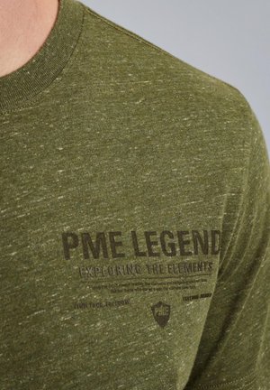 Olivgrünes T-Shirt aus strukturiertem Stoff, mit einem dunklen Druck vorne, auf dem "PME LEGEND" und das Logo "EXPLORING THE ELEMENTS" zu sehen sind.
