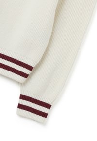Manica di maglione bianco rigato con polsini a strisce bordeaux e bianche. Presenta un tessuto a maglia testurizzato e una vestibilità aderente al polso.