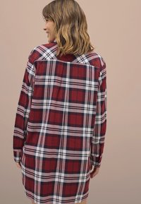 Rood en marineblauw geruite blouse, lange mouwen, relaxte pasvorm, met een knoopsluiting aan de achterkant. Katoenen stof met een gestructureerd oppervlak en witte accenten.