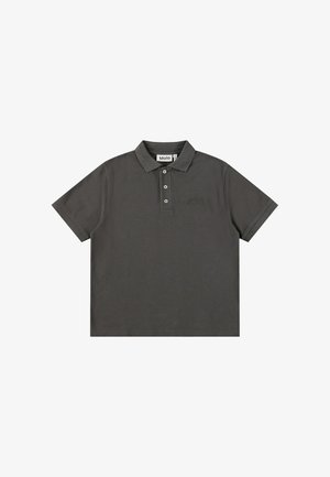 Ciemnoszara koszulka polo wykonana z bawełny, z klasycznym kołnierzykiem, trzema guzikami i haftowanym logo na lewej piersi. Krótkie rękawy.