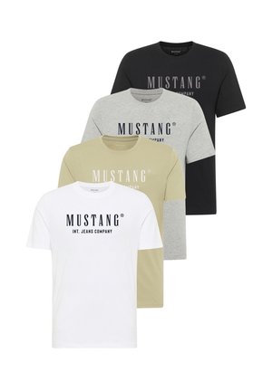 Cztery złożone koszulki z krótkim rękawem i okrągłym dekoltem w kolorach białym, beżowym, szarym i czarnym, każda z nadrukiem "MUSTANG INT. JEANS COMPANY" na przodzie.