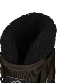 Brauner Stiefel mit einer strukturierten Außenseite und einem schwarzen, flauschigen Innenfutter. Der obere Rand ist umgeschlagen, sodass das weiche Material im Inneren sichtbar ist.