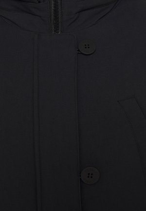 Czarny płaszcz z zamkiem błyskawicznym, dwoma dużymi guzikami i minimalistycznym designem. Gładka tekstura o eleganckim, nowoczesnym wyglądzie.