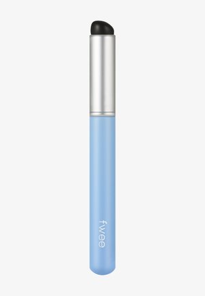 Stylo vape fin bleu et argent avec embout noir, étiqueté "fwee" sur la partie bleue, présenté sur un fond blanc uni.