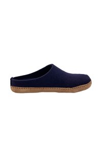 Granatowe klapki wsuwane z miękkim filcowym wierzchem i jasnobrązową przeszywaną podeszwą, widok z boku na białym tle.