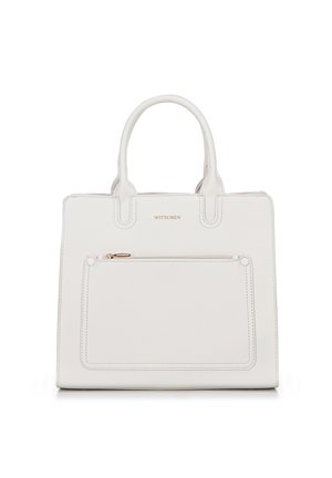 Bolso tote de cuero blanco con dos asas superiores, un bolsillo frontal con cremallera y detalles en dorado. Presenta un diseño estructurado y costuras visibles.