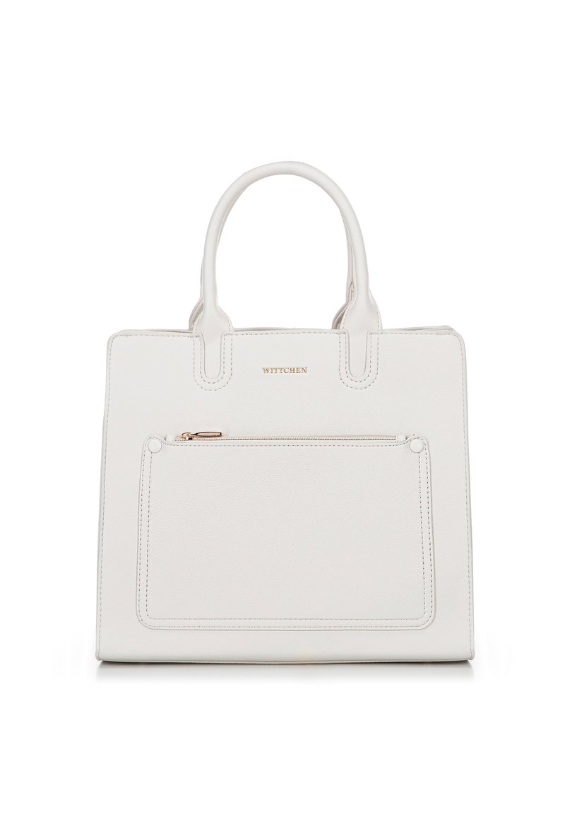 Borsa tote in pelle bianca con due manici superiori, una tasca frontale con zip e hardware dorato. Presenta un design strutturato e cuciture visibili.