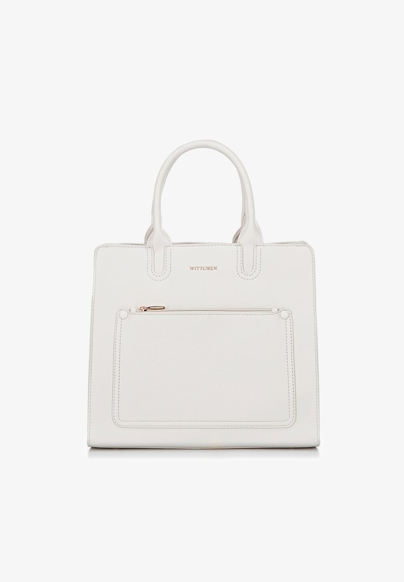 Biała skórzana torba na ramię z dwoma uchwytami u góry, przednią kieszenią na zamek i złotymi elementami. Posiada wyraźnie zarysowaną konstrukcję oraz widoczne przeszycia.