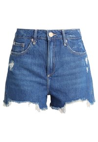 Shorts de mezclilla en azul medio con dobladillo deshilachado, detalles desgastados, cintura alta y costuras en contraste. Bolsillos frontales funcionales y cierre de botón.