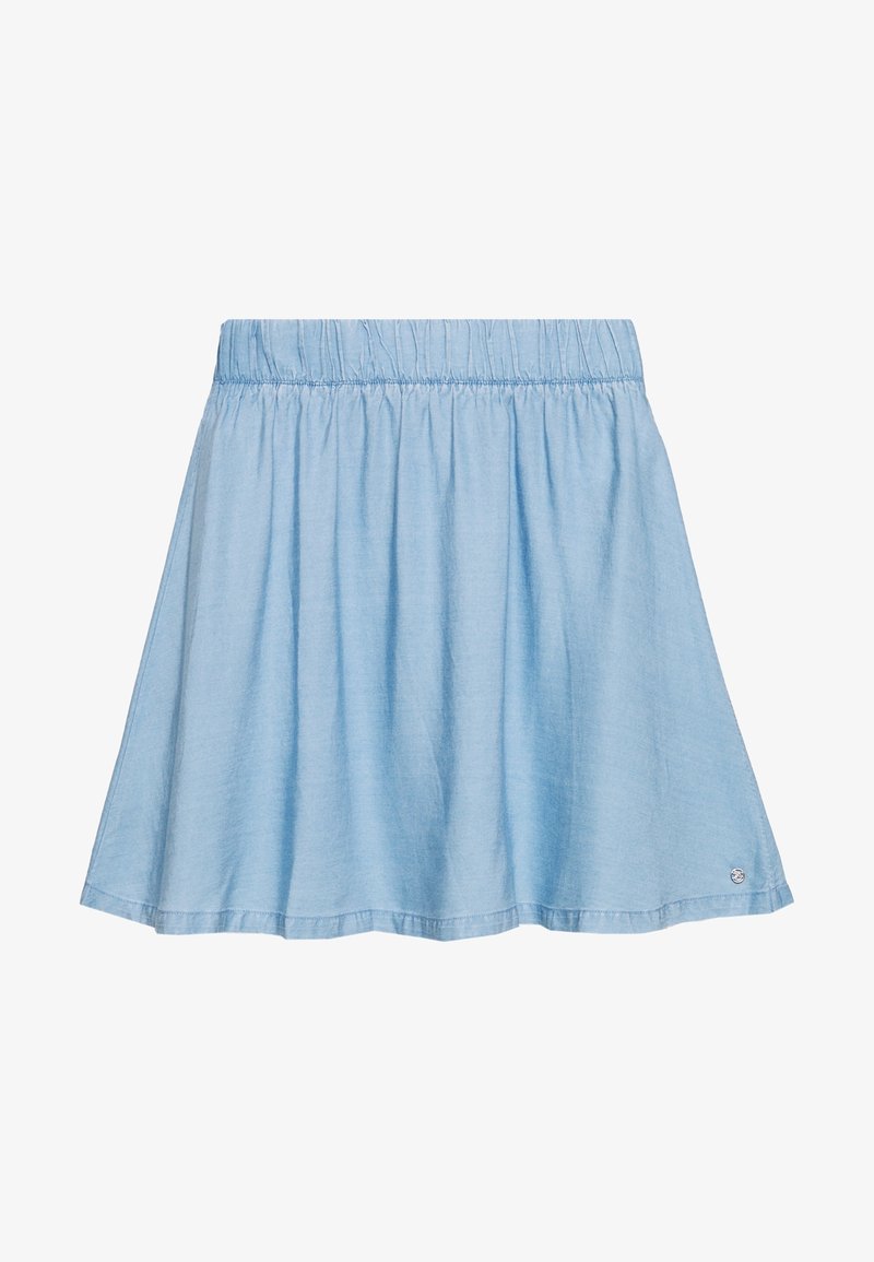 Jupe bleu clair longueur genou avec taille élastique froncée et petit logo métallique rond près de l'ourlet sur le côté droit.