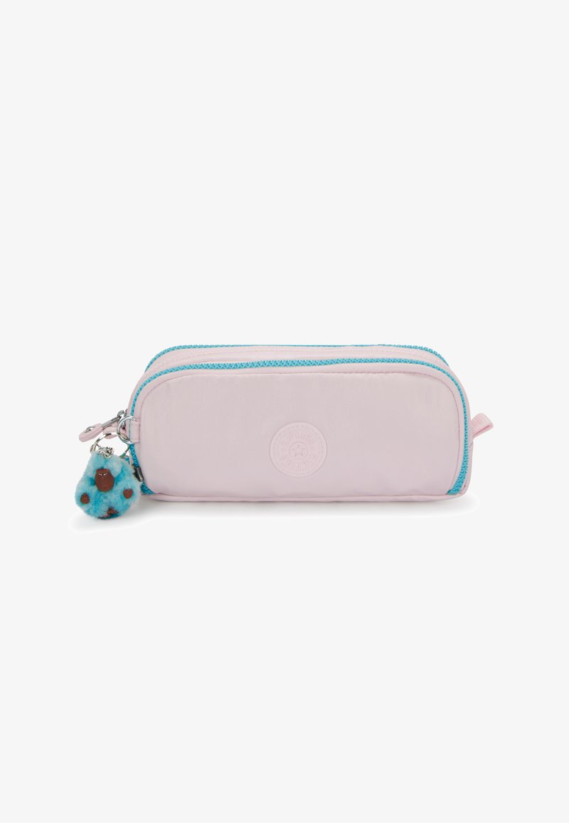 Lyserød penalhus med to lynlåslommer, turkise detaljer og en blød nøglering. Har et logoemblem på forsiden. Glat tekstur.