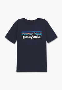 Námořnická modrá bavlněná tričko s obdélníkovým logem Patagonia s stylizovanou horou a barevnými pruhy v červené, modré a zelené.