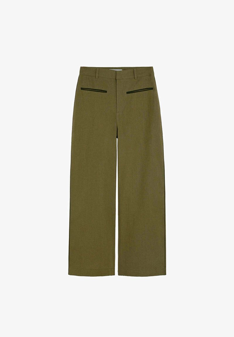 Pantalones de pierna ancha en verde oliva con trabillas para cinturón y dos bolsillos horizontales de abertura en la cintura frontal.