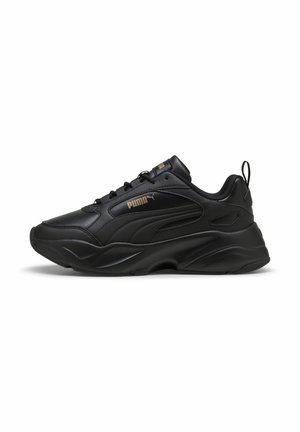 Schwarzer Puma-Sneaker mit dicker Sohle, Schnürdesign und goldenem Puma-Logo an der Seite, seitlich vor weißem Hintergrund gezeigt.