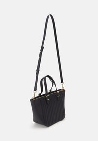 Schwarze Lederhandtasche mit einer strukturierten Form, vertikalen Steppdetails, doppelten Obergriffen und einem abnehmbaren Schultergurt. Hardware in Goldtone.