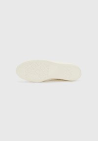 Világos krémszínű sneaker talp, texturált gumis felülettel és rombusz mintázattal. Lapos kialakítás, látható logók vagy márkajelzések nélkül.