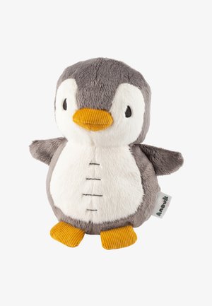 Giocattolo di peluche a forma di pinguino con pelliccia grigia e bianca, becco giallo, piedi arancioni a coste e dettagli ricamati sulla pancia.