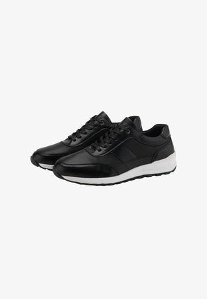 Zapatillas deportivas negras que presentan una combinación de cuero liso y malla texturizada, puntera redonda, entresuela blanca y suela exterior de goma negra con cordones.