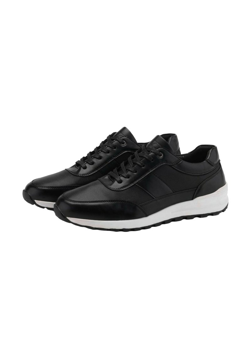 Scarpe da ginnastica nere caratterizzate da una combinazione di pelle liscia e mesh testurizzato, punta rotonda, suola intermedia bianca e suola esterna nera in gomma con lacci.