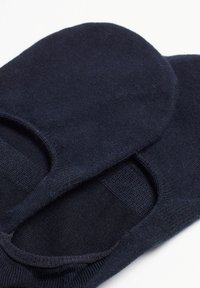 Calcetines invisibles de algodón color azul marino con una textura suave, aberturas elásticas y un diseño sin costuras para un ajuste cómodo.