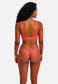Roze kant lingerie set met bloemengegevens en verstelbare bandjes. Zachte, rekbare stof met een laag uitgesneden achterkant.