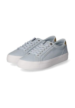 Jasnoszare niskie sneakersy z białymi grubymi podeszwami, sznurowadłami i małym metalowym detalem w okolicy kostki.