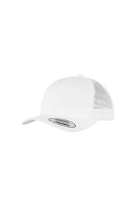 Gorra snapback blanca con una parte delantera estructurada, visera curvada y paneles laterales de malla para mayor transpirabilidad. Presenta un logo impreso en la parte inferior.