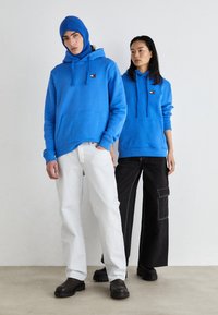 Tommy Jeans BADGE HOODIE UNISEX - Jersey con capucha - meridian blue