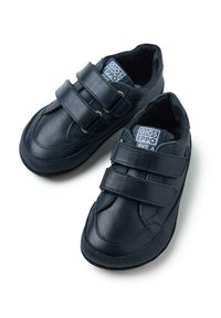 Zapatos de cuero sintético negro con dos correas de Velcro, punta redondeada, acabado texturizado y parche de logo en la lengüeta. Diseño ligero y flexible.
