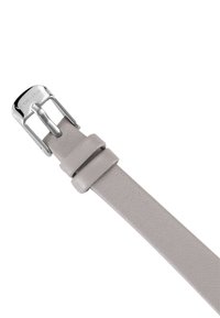Sivi kožni remen s glatkom teksturom i srebrnom metalnom kopčom. Dvije držače drže višak remena. Minimalistički dizajn bez uzoraka.