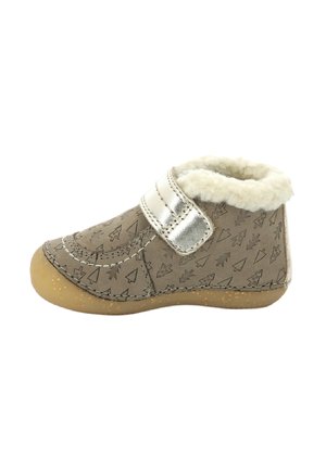 Bottine beige avec sangle argentée, doublure en fausse fourrure et motifs d'arbres. La semelle en caoutchouc offre une bonne adhérence ; le dessus texturé ajoute un intérêt visuel.